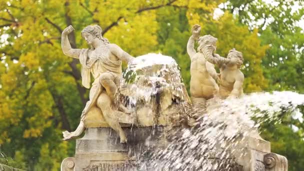 Český Krumlov, Česká republika. Stará fontána v zámecké zahradě na podzim