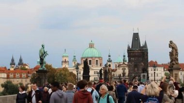Prag, Çek Cumhuriyeti. Charles Köprüsünde Yürüyen İnsanlar. Ünlü Tarihi Eserler ve UNESCO Dünya Mirası Alanı.