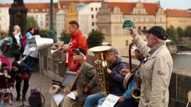 Prag, Çek Cumhuriyeti. Sokak müzisyenleri Prag 'daki Charles Köprüsü' nde Caz Şarkıları söylüyor. Sokak çalma, Prag sokaklarında para kazanmanın yasal biçimidir..