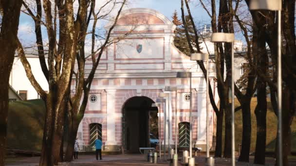 Parnu, Estónia. A vista da porta de Tallinn é fortificações históricas de Parnu e somente sobrevivendo a porta do século XVII com o Embankment nos países bálticos. Dia de Inverno ensolarado — Vídeo de Stock