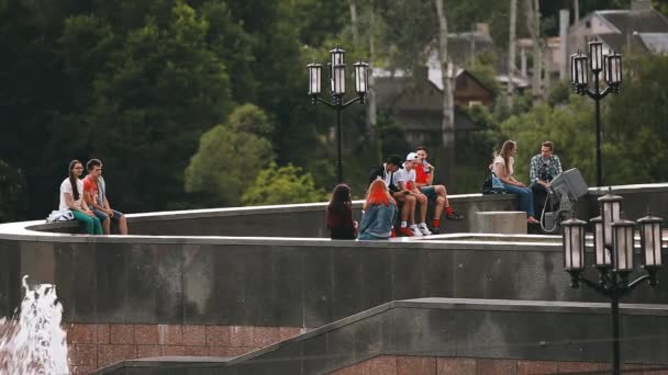 Гродно, Беларусь. Молодежь отдыхает у городского фонтана в центре Гродно летом Да — стоковое видео