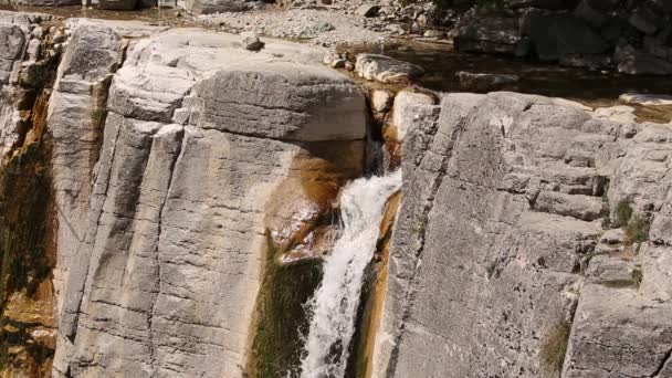 Kinchkha Wasserfall, Kinchkhaferdi Road, Kinchkhaperdi. Okatse - Kinchkha Wasserfall Naturdenkmal in der Nähe von Kutaisi in der Region Imereti in Georgien. Berühmtes Naturdenkmal an sonnigen Sommertagen — Stockvideo