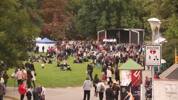체코 프라하. 프라하 민속 축제에서 대중 을방 문하는 사람들. — 비디오