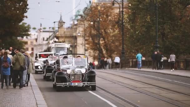 Praag, Tsjechië. Retro oude vintage tour auto 's paardrijden Chinese toeristen in de stad Praag — Stockvideo