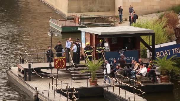 Prag, Tschechien. Polizei und Feuerwehr inspizieren Seebrücke in Moldau-Nähe. — Stockvideo