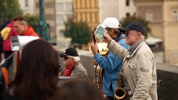 Prag, Tjeckien. Street Buskers Utföra jazzlåtar på Karlsbron i Prag. Busking är juridisk form tjäna pengar på Prags gator. — Stockvideo