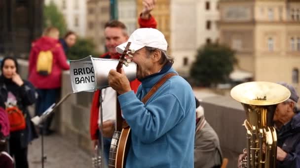 Prague, Czech Republic. Street Buskers Performing Jazz Songs At The Charles Bridge In Prague. Busking Is Legal Form Of Earning Money On Prague Streets. — Stock Video