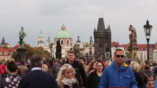 Praga, República Checa. Gente Turistas caminando en el puente Charles. Monumento famoso y patrimonio de la humanidad de la UNESCO . — Vídeos de Stock