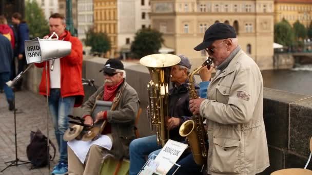 Praha, Česká republika. Street Buskers Performing Jazz Songs At The Charles Bridge In Prague. Busking je právní forma vydělávání peněz na Pražských ulicích. — Stock video