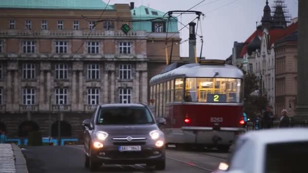 Prague, République tchèque. Circulation nocturne à Manes Bridge. Vieux tramway rétro public circulant sur la rue . — Video