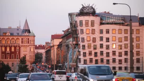 Praag, Tsjechië. Avond verkeer in Resslova Street. Beroemd het Dancing House of Fred en Ginger. — Stockvideo