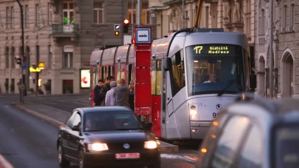 Prag, Tjeckien. Allmän modern spårvagn rör sig på Masarkovo Nabr Street. Kvällstrafik I Tjeckiens huvudstad — Stockvideo