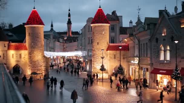エストニアのタリン。夜や夜のライトアップで有名なランドマークウイルス門。クリスマス、クリスマス、旧市街での新年の休暇。人気の観光地 — ストック動画