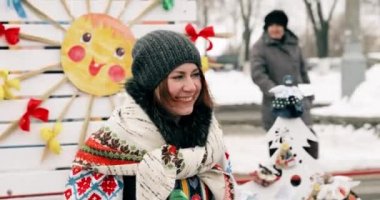 Gomel, Belarus. Ulusal Halk Bayramında Slav Ulusal Bayramını Kutlarken Başörtüsü Giyen Genç Kadın El Sallıyor. Kış bahar tatili