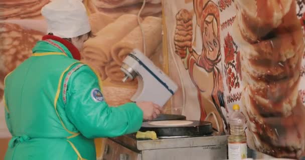 Gomel, Belarus. Doğu Slav Ulusal Geleneksel Tatil Maslenitsa 'sında Kadın Beyaz Rusya Festivali' nde Krepler Pişiriyor. Kış bahar tatili — Stok video