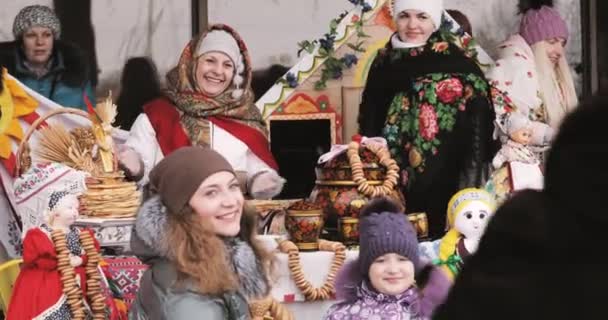 Gomel, Belarus. Femme et fille est photographié avec la vendeuse de crêpes à la célébration slave orientale fête traditionnelle nationale Maslenitsa. Vacances d'hiver de printemps — Video