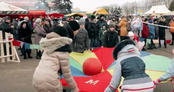 Gomel, Belarus. Çocuklar geleneksel bahar tatili sırasında Slav kutlama şelalesi için top oynarlar. Ulusal Geleneksel Tatil Maslenitsa — Stok video