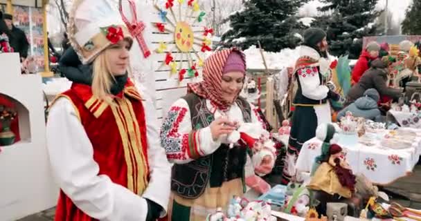 Homel, Białoruś. Kobiety ubieranie się w narodowej odzieży ludowej Handel białoruski Tradycyjne lalki ludowe Podczas uroczystości Wschodniej Słowiańskiej Narodowej Tradycyjne wakacje Maslenitsa — Wideo stockowe