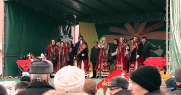 Des inconnus se rassemblent en tenue nationale à l'occasion de la fête de Maslenitsa Shrovetide à Gomel, au Bélarus. — Video