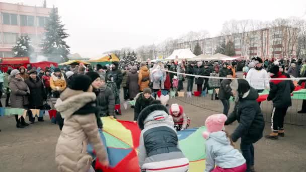 Γκόμελ, Λευκορωσία. Τα παιδιά παίζουν μπάλα κατά τη διάρκεια των παραδοσιακών διακοπών αφιερωμένη στην προσέγγιση της άνοιξης - Σλαβική γιορτή Shrovetide. Εθνική παραδοσιακή Maslenitsa διακοπών — Αρχείο Βίντεο