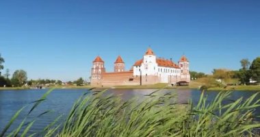 Mir, Belarus. Gölün Yanından Mir Kalesi Kompleksi. UNESCO Dünya Mirası Alanı. Yazın ünlü simgesi Mavi Gök Altında Güneşli Gün