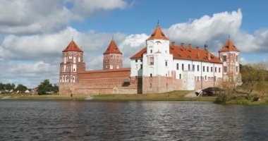 Mir, Belarus. Gölün Yanından Mir Kalesi Kompleksi. UNESCO Dünya Mirası Alanı. Yazın ünlü simgesi Mavi Gök Altında Güneşli Gün