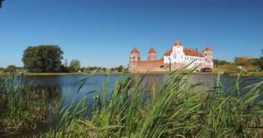 Mir, Belarus. Gölün Yanından Mir Kalesi Kompleksi. UNESCO Dünya Mirası Alanı. Yazın ünlü simgesi Mavi Gök Altında Güneşli Gün