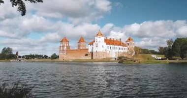 Mir, Belarus. Gölün Yanından Mir Kalesi Kompleksi. UNESCO Dünya Mirası Alanı. Yazın ünlü simgesi Mavi Gök Altında Güneşli Gün
