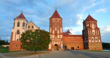 Mir, Belarus. Bay Castle Kompleksi. Feodalizm Mimari Topluluğu, Antik Kültür Anıtı, UNESCO Dünya Mirası Alanı. # Mavi Gök Altında Güneşli Yaz Gecesi #