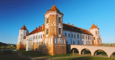 Mir, Belarus. Bay Castle Kompleksi. Feodalizm Mimari Topluluğu, Antik Kültür Anıtı, UNESCO Dünya Mirası Alanı. Ünlü bir dönüm noktası Yaz güneşli bir sabah Mavi Gök altında