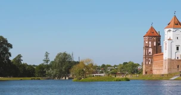 ミールベラルーシ。湖の側面からミール城複合体。ユネスコ世界遺産。青空の下で夏の晴れた日に有名なランドマーク — ストック動画