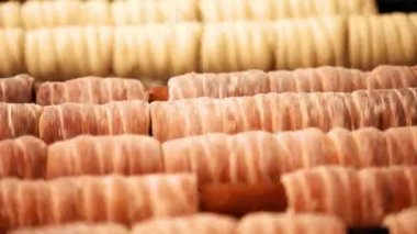 Trdelnik ya da Trdlo, Orta Avrupa 'daki birçok ülkede bulunan geleneksel bir lezzettir. Bu bir mantar yığını, bir odun tükürüğünde ya da spiral içindeki bir metalde yara..