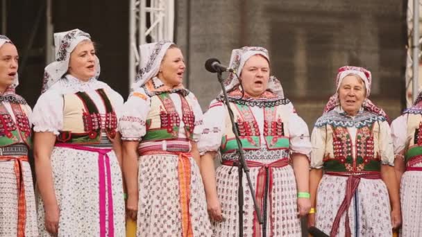 Прага, Чехия. Женская группа в национальной одежде исполняет народные песни во время популярного в Праге фольклорного фестиваля — стоковое видео