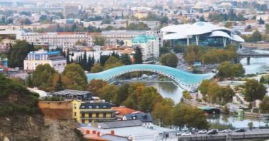 Tiflis, Georgia. Yaz havası manzarası, şehir manzarası. Meşhur Yeni Modern Kent Simgeleri Adalet Evi, Barış Köprüsü, Konser Salonu, Rike Park, Başkanlık Sarayı, Kura Nehri çevresindeki Cableway