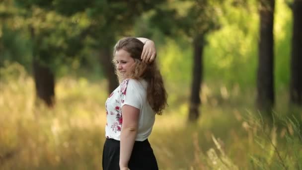 Jeune célibataire jolie plus la taille caucasienne heureuse souriant fille femme en t-shirt blanc, dansant en forêt verte d'été. Plaisir Profitez de la nature estivale extérieure. Slo-mo, Mouvement lent, Slo-mo, Mois lent — Video