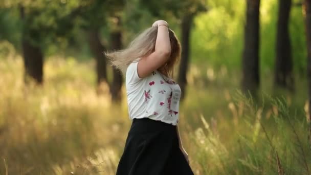 Soltero Joven Bastante Más Tamaño Caucásico Feliz Sonriente Chica Sonriente Mujer En Camiseta Blanca, Bailando En Verano Bosque Verde. Diversión disfrutar al aire libre naturaleza de verano. Slo-mo, cámara lenta, Slo-mo, Slow-mo — Vídeo de stock