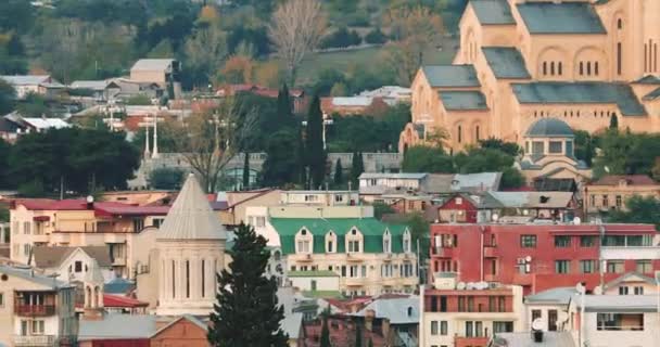Tiflis, Georgien. Sameba-Komplex, Dreifaltigkeitskathedrale an einem sonnigen Herbsttag. Zoom, Zoom Out — Stockvideo