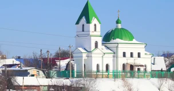 Γκόμελ, Λευκορωσία. Εκκλησία του Αγίου Νικολάου του Θαυματουργού την ηλιόλουστη χειμωνιάτικη μέρα. Ορθόδοξη Εκκλησία του Αγίου Νικολάι Chudotvorets. — Αρχείο Βίντεο