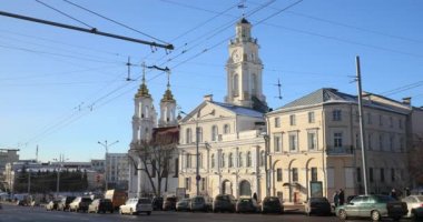 Vitebsk, Belarus. Lenina Caddesinde trafik ve güneşli kış gününde belediye binası