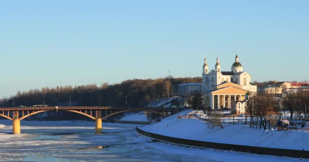 Vitebsk, Belarus. Winter View Of Holy Assumption Cathedral, Nationaal Academisch Drama Theater vernoemd naar Yakub Kolas — Stockvideo