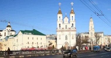 Vitebsk, Belarus. Lenina Caddesi 'nde trafik ve pazar meydanında ve güneşli kış gününde belediye binasında İsa' nın dirilişinin arkaplan kilisesindeki simgeler.