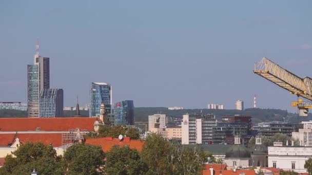 リトアニアのヴィリニュス。鐘楼と近代的な建物とセントジョンズのカトリック教会の眺め。パン、パノラマ — ストック動画