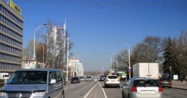 Minsk, Belarus. Pobediteley Bulvarı 'nda trafik vardı. Güneşli Bahar Gününde