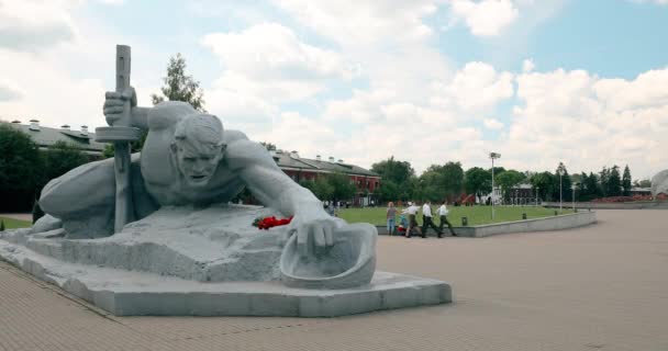 Breszt, Fehéroroszország. Szobrászati alkotás Szomjúság, emlékmű és emlékmű Bajonett - obeliszk a Breszti Hősök erődjében Nyári napon — Stock videók