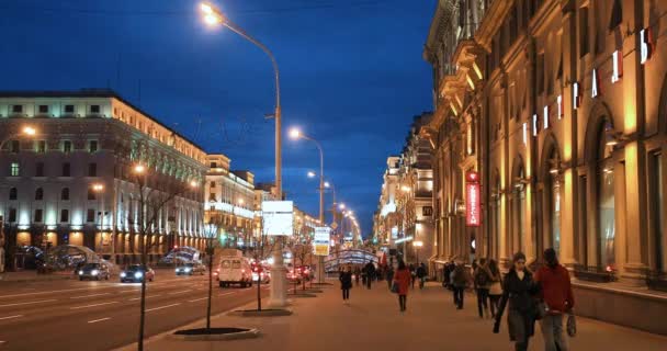 Mińsk, Białoruś. Ruch na Alei Niepodległości Wieczorem Oświetlenia nocy. Ludzie chodzący nocą ulicą — Wideo stockowe