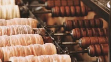 Trdelnik ya da Trdlo, Orta Avrupa 'daki birçok ülkede bulunan geleneksel bir lezzettir. Bu bir mantar yığını, bir odun tükürüğünde ya da spiral içindeki bir metalde yara..