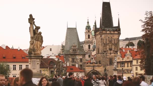 Praga, República Checa. Gente Turistas caminando en el puente Charles. Monumento famoso y patrimonio de la humanidad de la UNESCO . — Vídeo de stock