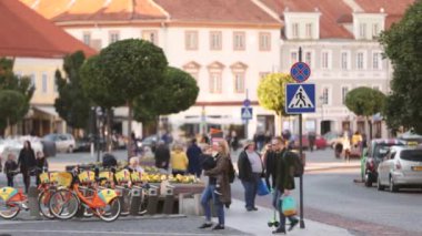 Vilnius, Litvanya. Didzioji Caddesi 'ndeki Belediye Bisiklet Otoparkında Kiralık Renkli Bisikletler Eski Kasabadaki Antik Şov