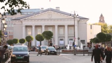Vilnius, Litvanya. Kasaba meclisinin ana cephesi, Didzioji Caddesi 'ndeki köşe yazıları olan idari bina