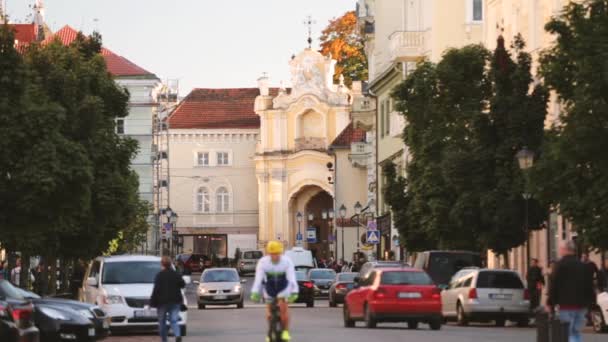 リトアニアのヴィリニュス。バロック様式のバジリアン修道院のアーチゲート、アウロス・ヴァルト通りの寺院につながる — ストック動画